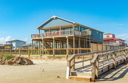 Surfside Beach Casa | Shark Tooth - Beachfront - Pet & Family Friendly