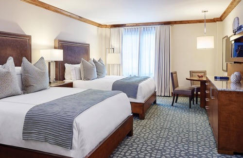Vail Complejo | Sharply Appointed Plaza Room with Custom Artwork - Steps to Pool, Dining & Spa