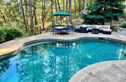 Lakehead Casa | Shasta Lake Luxury Log Cabin: Hot tub & Pool