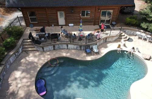 Lakehead Casa | Shasta Lake Luxury Log Cabin: Hot tub & Pool
