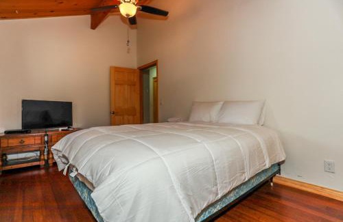 Whispering Forest Casa | Shasta Mountain Cabin - 1916 by Big Bear Vacations