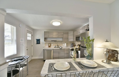 Mount Shasta Cabaña | Moderno y recientemente remodelado. Shasta Serenity, Sunny cottage. Zona céntrica.