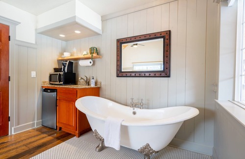 McCloud Cabina | Shasta View Lodge - Weddings - Retreats - Reunions