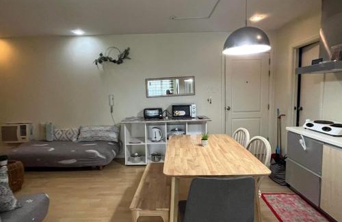 Highway Hills Apartamento | SHAW BLVD 69 sqm 2 bdrm w/WiFi, parking, across Shangrila Mall