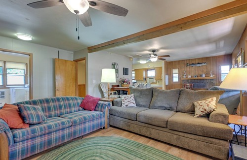 Shawano Cabina | Shawano Cabin Getaway - Walk to Lake & Park!