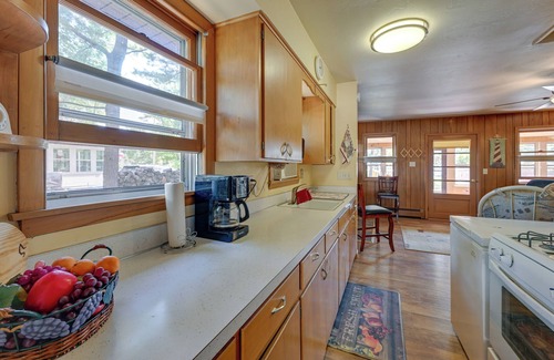 Shawano Cabina | Shawano Cabin Getaway - Walk to Lake & Park!