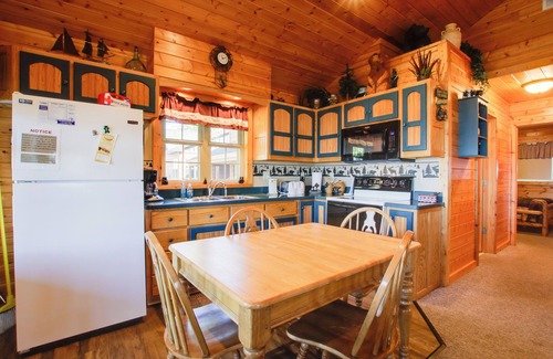 Cecil Cabina | Shawano Lake Cabin w/ Boat Dock!