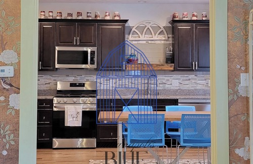 Meridian-Kessler Otro | She's back! Indy's BlueBarn near Midtown! Entire house/Pets Allowed!
