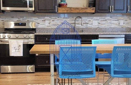 Meridian-Kessler Otro | She's back! Indy's BlueBarn near Midtown! Entire house/Pets Allowed!
