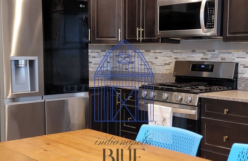Meridian-Kessler Otro | She's back! Indy's BlueBarn near Midtown! Entire house/Pets Allowed!