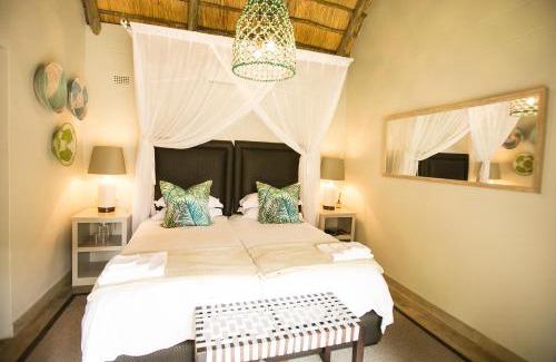 Victoria Falls Cabina | Shearwater's Explorers Village