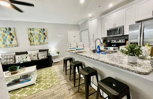 Seminole Condominio | SHEEK & GLAM VACATION BEACH CONDO!🌞 HEATED POOL,GYM, TENNIS, 1st FLOOR CONDO