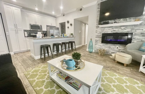 Seminole Condominio | SHEEK & GLAM VACATION BEACH CONDO!🌞 HEATED POOL,GYM, TENNIS, 1st FLOOR CONDO