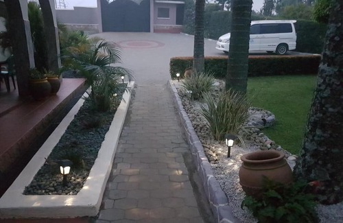 Fort Portal Cama Y Desayuno | Sheevy"s Bed N Breakfast