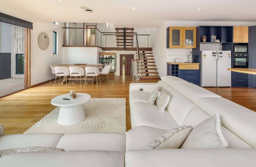 Moreton Bay Region Casa | Shelly Oceanfront—Luxe Estate with Private Studio