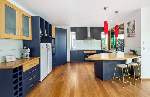 Moreton Bay Region Casa | Shelly Oceanfront—Luxe Estate with Private Studio