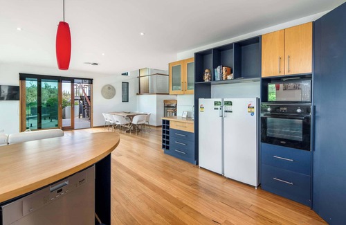 Moreton Bay Region Casa | Shelly Oceanfront—Luxe Estate with Private Studio