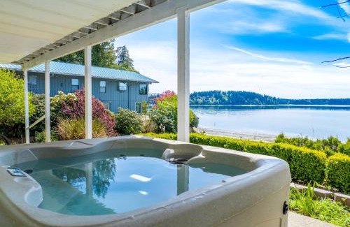 Shelton Casa | Shelton Waterfront hot tub fire pit beach garden