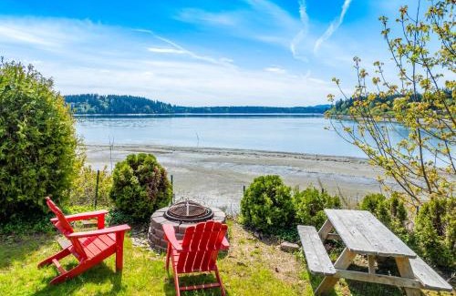 Shelton Casa | Shelton Waterfront hot tub fire pit beach garden