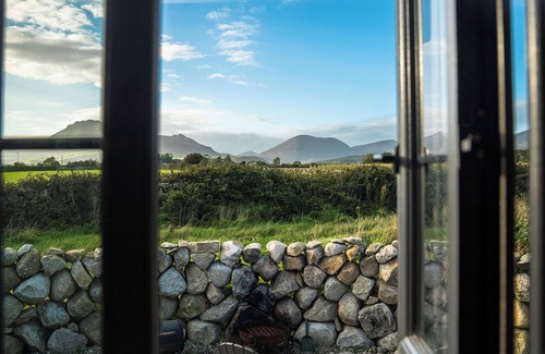 Newry Cabina | Shephards Hut in the Mournes with Private Hot Tub- The Robins Nest at Willowtree