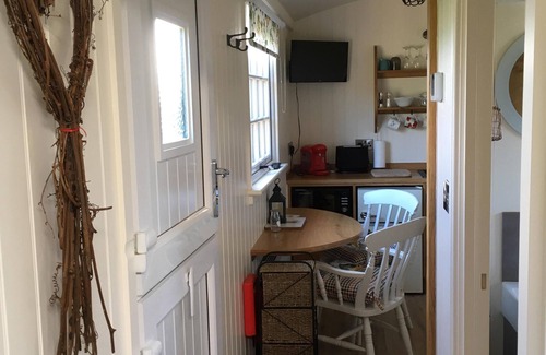 South Gorley Cabaña | La cabaña del pastor (deluxe). Precioso apartamento de 1 habitación, con patio, ideal para parejas.