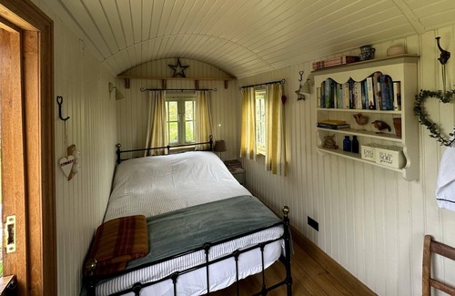 Peterstow Cabina | Shepherd's Hut in a Herefordshire Cider Orchard