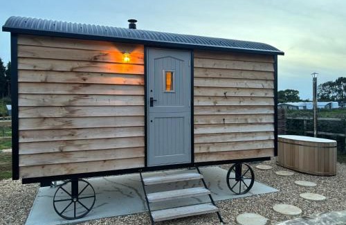 Chipping Norton Otro | Shepherd's Huts at Cotswold Hills Country Park