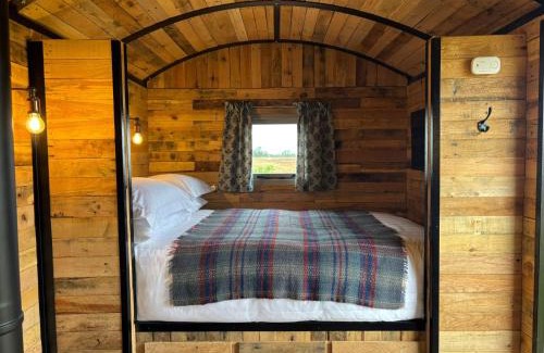 Chipping Norton Otro | Shepherd's Huts at Cotswold Hills Country Park