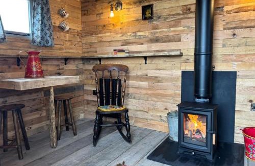 Chipping Norton Otro | Shepherd's Huts at Cotswold Hills Country Park