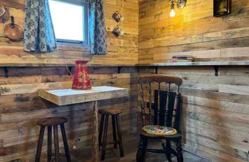 Chipping Norton Otro | Shepherd's Huts at Cotswold Hills Country Park