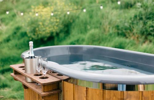 Banbury Otro | Shepherd's Huts in Barley Meadow at Spring Hill Farm