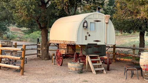 Grover Casa | Shepherds Camp Wagon Near Capitol Reef National Park
