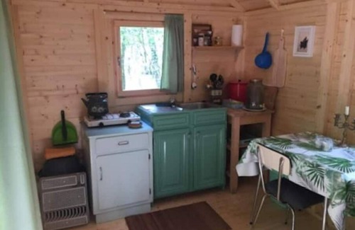 Sougeres-en-Puisaye Cabina | Shepherds hut in a green setting near Guèdelon