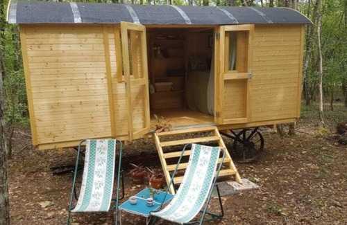Sougeres-en-Puisaye Cabina | Shepherds hut in a green setting near Guèdelon