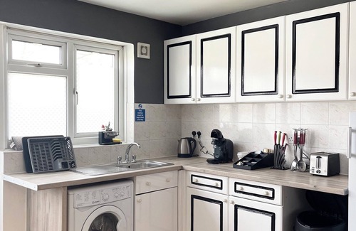 Redbridge Casa | Shepherds House- Spacious 3/4 Bedroom