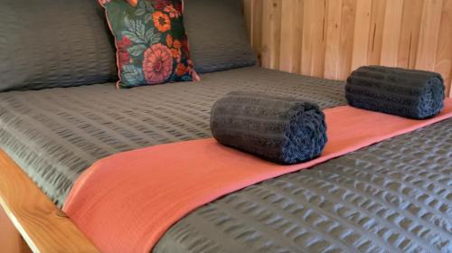 Hartland Otro | Shepherds Hut in a private meadow with sea views