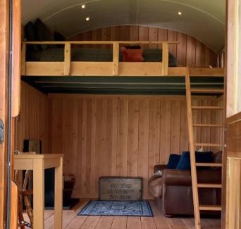 Hartland Otro | Shepherds Hut in a private meadow with sea views