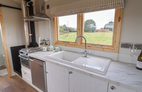 Adlingfleet Cabaña | SHEPHERDS HUT, pet friendly, with open fire in Scunthorpe