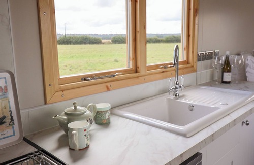 Adlingfleet Cabaña | SHEPHERDS HUT, pet friendly, with open fire in Scunthorpe