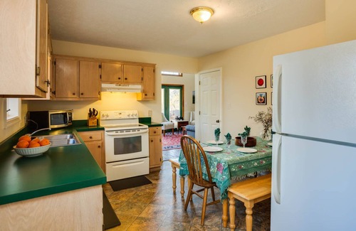 Montebello Cabina | Sherando Cabin--hot tub, kitchen, fireplace