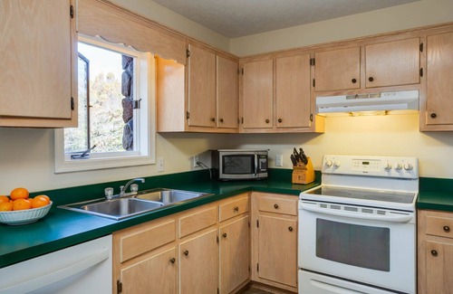 Montebello Cabina | Sherando Cabin--hot tub, kitchen, fireplace