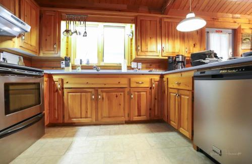 Chester Casa | Sherbrooke Lake Cottage with Private Beach