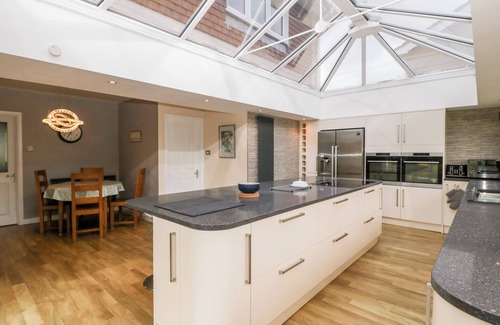 West Wellow Casa | SHERPA, pet friendly, with open fire in Wellow, Hampshire