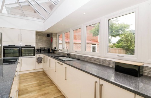 West Wellow Casa | SHERPA, pet friendly, with open fire in Wellow, Hampshire