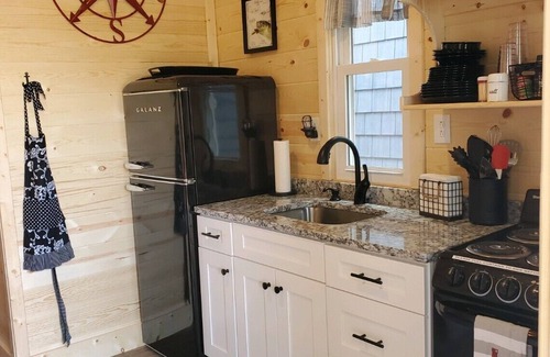 Geneva-on-the-Lake Apartamento | Sherri's Shipwreck Shed at Christopher's Dockside