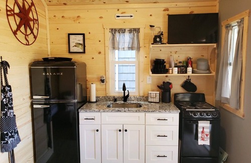 Geneva-on-the-Lake Apartamento | Sherri's Shipwreck Shed at Christopher's Dockside