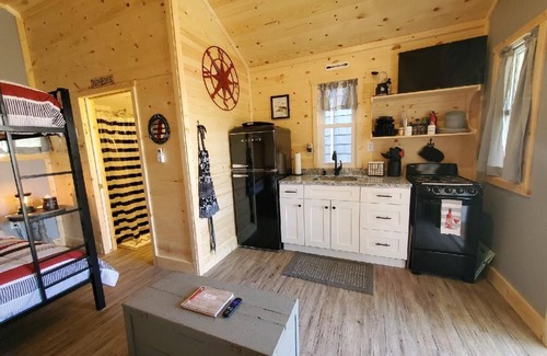 Geneva-on-the-Lake Apartamento | Sherri's Shipwreck Shed at Christopher's Dockside