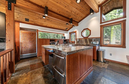Twin Peaks Casa | Sherwood Chalet - Quiet 3 BR in Ward Canyon, Private Hot Tub