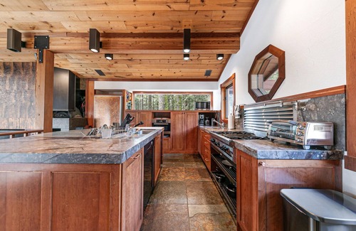 Twin Peaks Casa | Sherwood Chalet - Quiet 3 BR in Ward Canyon, Private Hot Tub