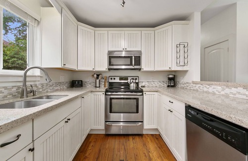 Martinez Park Casa | Sherwood Cottage - Steps from Old Town & Poudre River